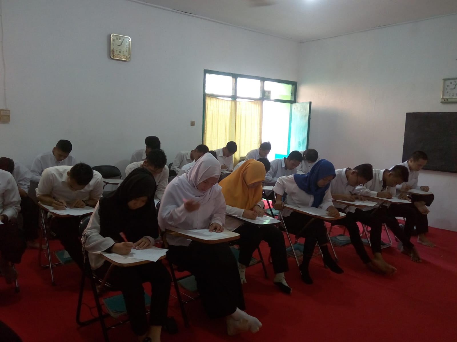 Suasana belajar kelas EPS-TOPIK